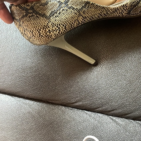 Faux green crocodile heel. Size 9. 4 inch heel. - Picture 3 of 4